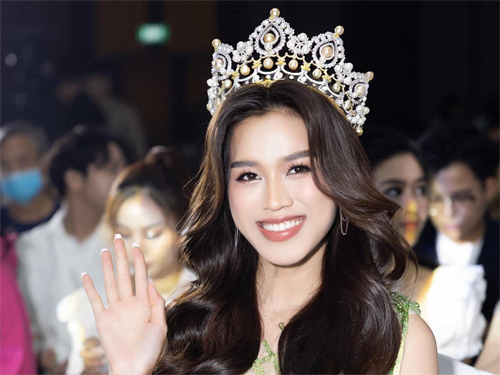  Đỗ Thị Hà gây tranh cãi khi được chọn chấm Miss World Vietnam 2023